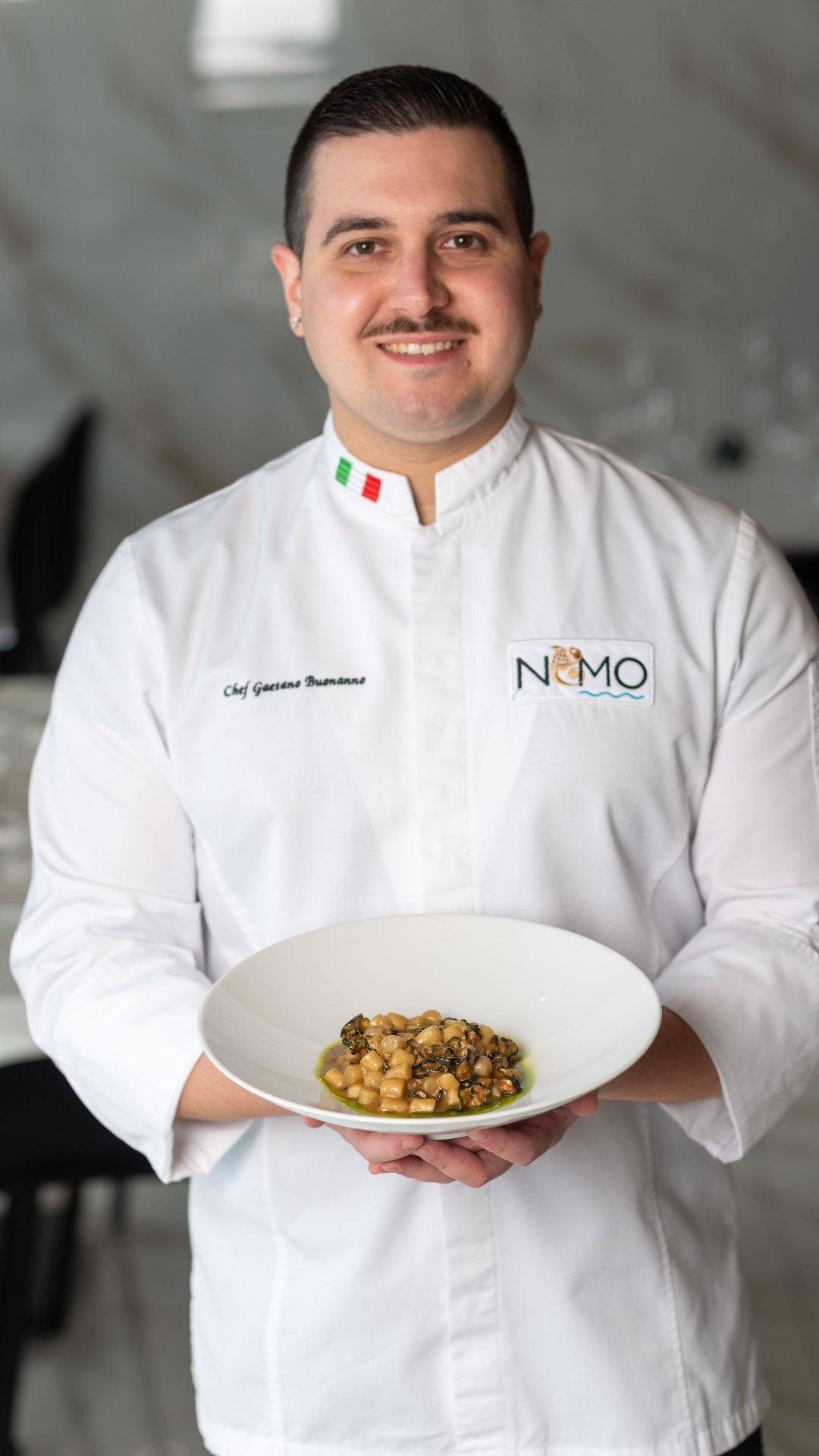 Chef con piatto