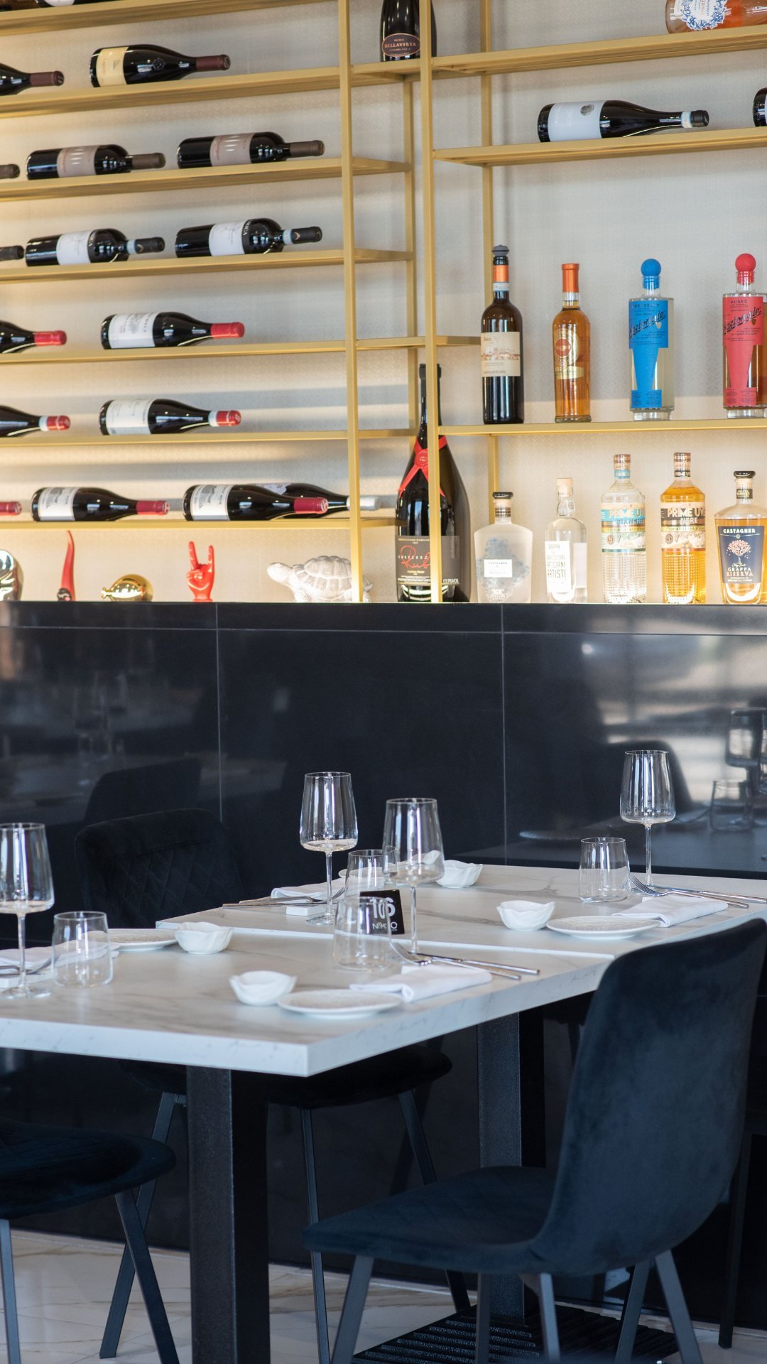 Sala elegante del ristorante Nemo con cantina vini