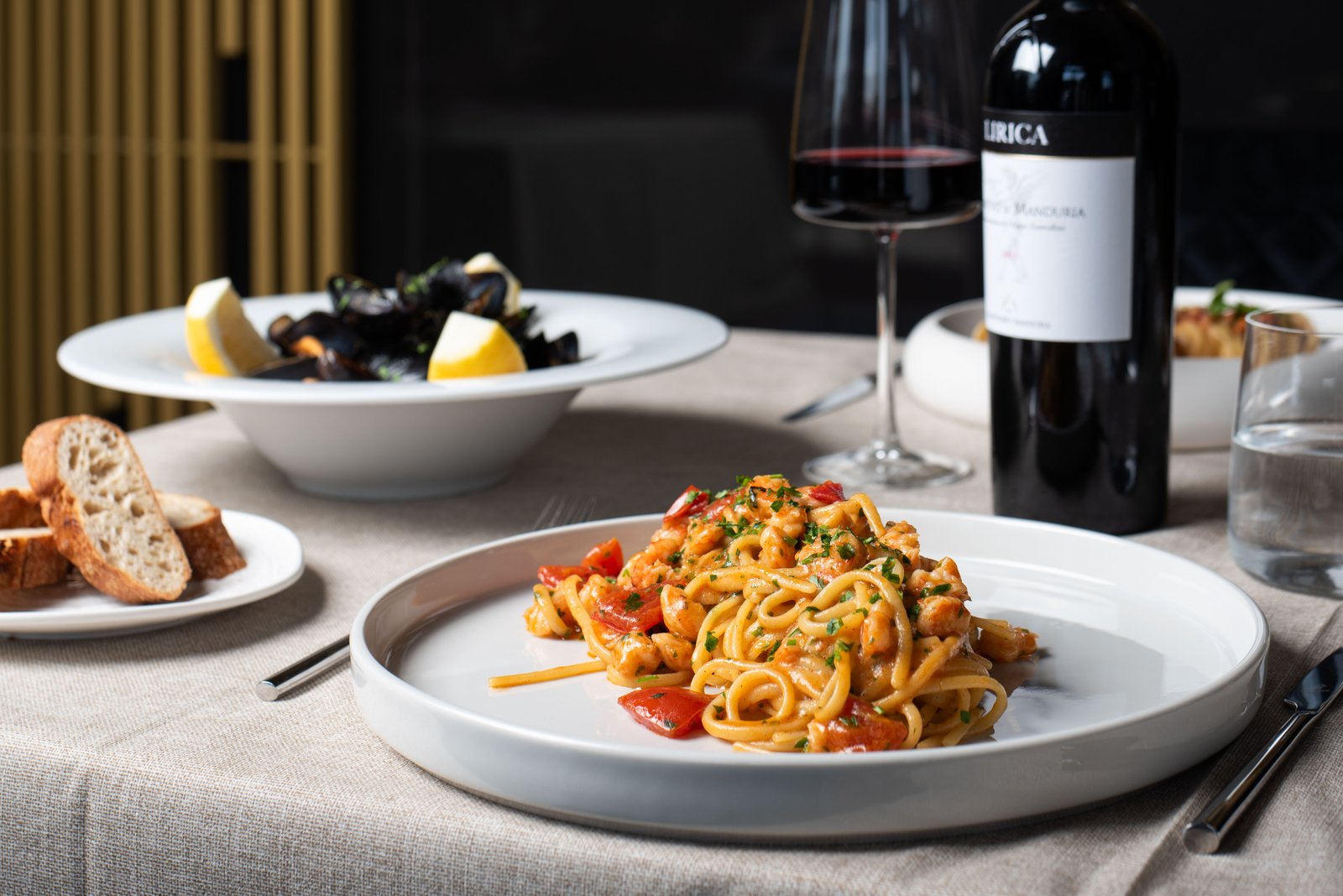 Sala elegante del ristorante Nemo con cantina vini
